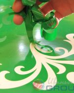 выборка логотипа после плоттерной резки на пленке