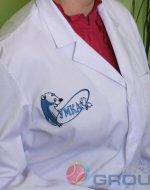 логотипы на медицинских халатах