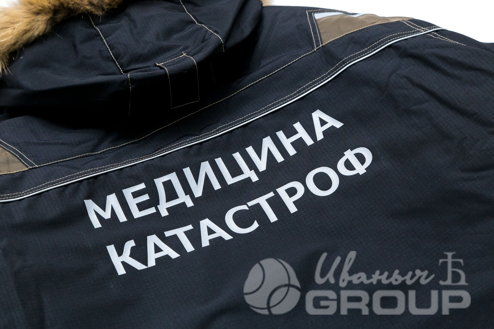 Убрать логотип с фото. Медицина катастроф одежда. Спецодежда медицина катастроф. Костюм медицина катастроф. Зимняя куртка медицина катастроф.