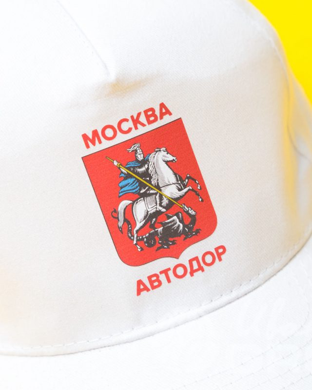 Полноцветная печать на бейсболках надписей, эмблем