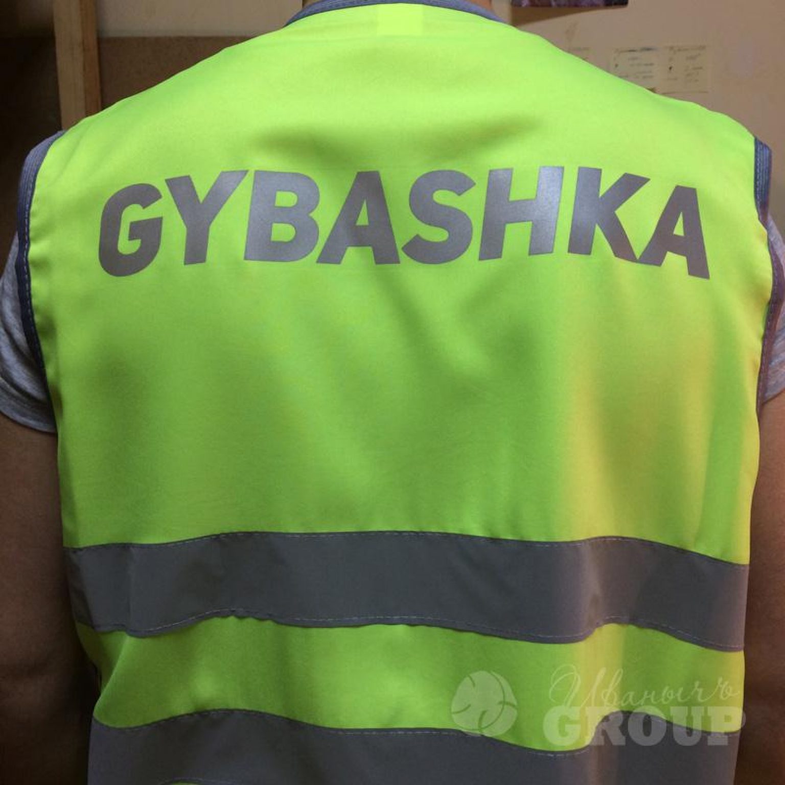 печать лого на сигнальном жилете