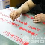 Печать надписей и картинок на одежде - фото с производства