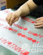 Печать надписей и картинок на одежде - фото с производства