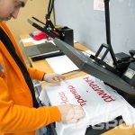 Печать надписей и картинок на одежде - фото с производства