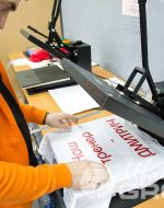 Печать надписей и картинок на одежде - фото с производства