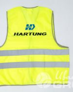 Фото жёлтых сигнальных жилетов с лого "HARTUNG"