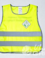 Фото зеленых сигнальных жилетов (для взрослых и детей) и бейсболок с надписью и лого ООО УК ИЗУМРУДНЫЙ ГОРОД