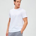 Белая хлопковая футболка — база летнего гардероба