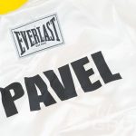 Нанесение надписи «PAVEL» на халат