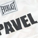 Нанесение надписи «PAVEL» на халат