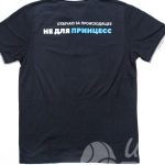 Нанесение текста «Отвечаю за происходящее» на футболки-поло