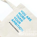 Нанесение надписи «You Are More Then You Ambition» на сумки