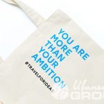 Нанесение надписи «You Are More Then You Ambition» на сумки
