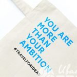 Нанесение надписи «You Are More Then You Ambition» на сумки