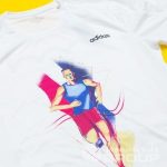 Нанесение изображения в виде бегущего человека на футболки