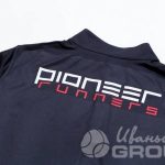 Печать надписи «PIONEER RUNNERS» на спортивных лонгсливах