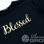 Печать логотипа «BLESSED» на футболках