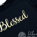 Печать логотипа «BLESSED» на футболках