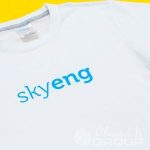 Печать логотипа «SKY ENG» на футболки
