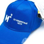 Перенос логотипа и надписи «СК КВАДРАТНЫЙ МЕТР» на бейсболки