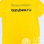 Печать текста «BIZYBEE» на футболки