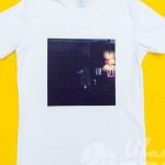 Печать авторской фотографии затемненного интерьера на футболке