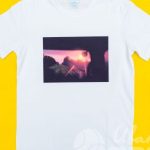 Нанесение авторской фотографии заката с надписью «ВЕСНА» на футболку