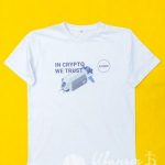 Печать логотипа «IN CRYPTO WE TRUST» на футболки