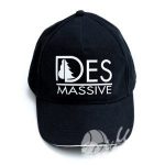 Нанесение логотипа «DESMASSIVE» на бейсболки