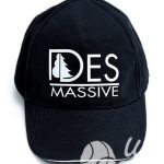 Нанесение логотипа «DESMASSIVE» на бейсболки