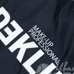 Печать надписи «DƎKLIE» на парикмахерских воротниках