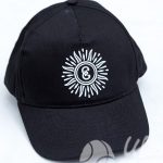 Нанесение логотипа «Е» на бейсболки