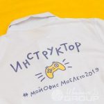 Печать логотипа «#МойОфис моеЛето 2022» на футболках-поло