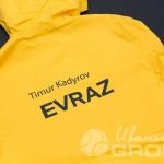 Печать надписи «EVRAZ» на плащах