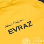 Печать надписи «EVRAZ» на плащах