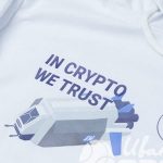 Нанесение логотипа «IN CRYPTO WE TRUST» на белые толстовки