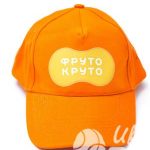 Нанесение логотипа «ФРУТО КРУТО» на бейсболки