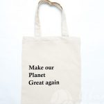 Нанесение текста «MAKE OUR PLANET» на сумки