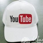 Белые бейсболки с надписью-логотипом YouTube