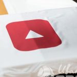 Белые футболки с логотипом и надписью YouTUBE