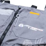 Нанесение логотипа в виде двухцветного пятиугольника на комбинезоны