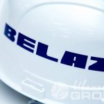 Белые каски с надписью «Belaz»