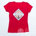 Нанесение изображения «INTERNATIONAL» на женские футболки