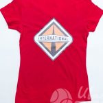 Нанесение изображения «INTERNATIONAL» на женские футболки