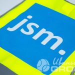 Желтые сигнальные жилеты с надписью «jsm»