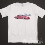 Нанесение рисунка красной машины и логотипа «Мустанг» на футболку