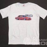 Нанесение рисунка красной машины и логотипа «Мустанг» на футболку