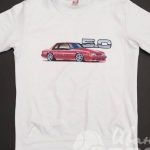 Нанесение рисунка красной машины и логотипа «Мустанг» на футболку