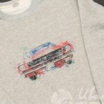 Перенос рисунка красной машины и логотипа «Мустанг» на толстовку