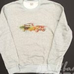 Нанесение рисунка красной машины и логотипа «Мустанг» на свитшот